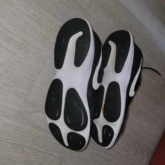 NIKE REVOLUTION 8.5 Sneakers Breathable Mesh Outdoor Workout Beach Coastal Comfy - Picture 7 of 7